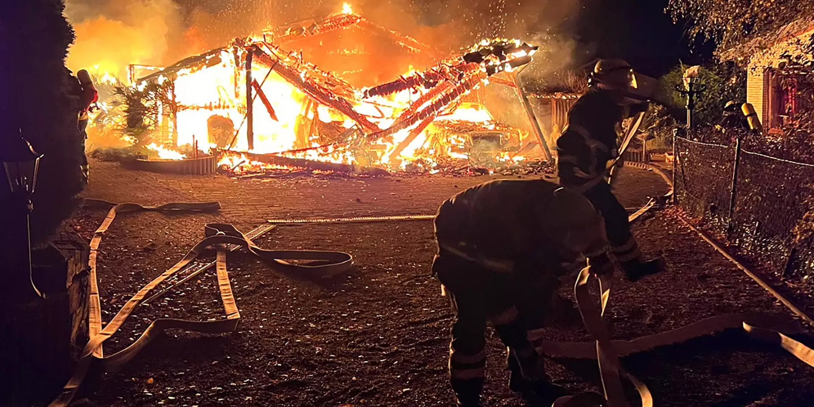 Das brennende Carport in Neugraben. Foto: Lenthe-Medien
