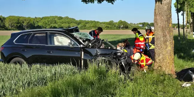 Der verunglückte Wagen. Foto: Feuerwehr