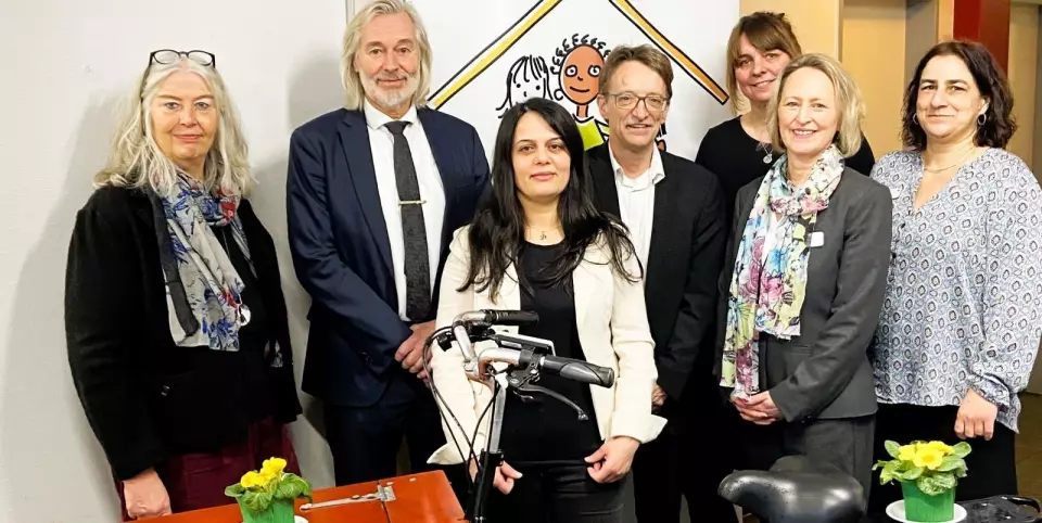 Heidi Kreutzfeld (DRK Harburg, v.l.n.r.), Dierk Trispel (stellvertretender Bezirksamtsleiter), Nachbarschaftsmutter Darsin, Dr. Dirk Bange (Sozialbehörde), Helene Henke, Katja Philipp, Ulrike Engel (alle DRK Harburg) bei der Jubiläumsfeier im Stubbenhaus  Credit: DRK Harburg