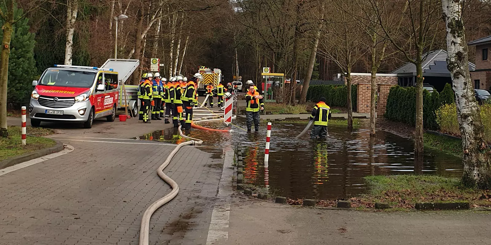 Einsatzkräfte der Feuerwehr an einer überfluteten Straße. Foto: Feuerwehr
