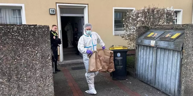 Beamte der Spurensicherung bringen Beweismittel aus dem Haus. Foto: Lenthe-Medien