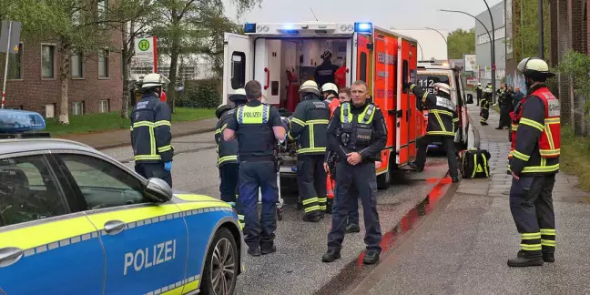 Der Elfjahrige wird auf einer Trage in den Rettungswagen geschoben. Foto: Lenthe-Medien