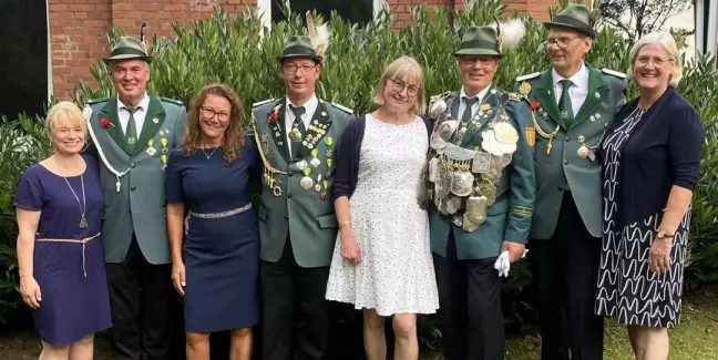 Das neue Königsgespann in Vahrendorf: Sylvia (v.l.) und Stefan Fischer, Nicole und Arne Vaubel, Sybille und Jürgen Meyer, Stefan und Petra Paschke. Foto: privat
