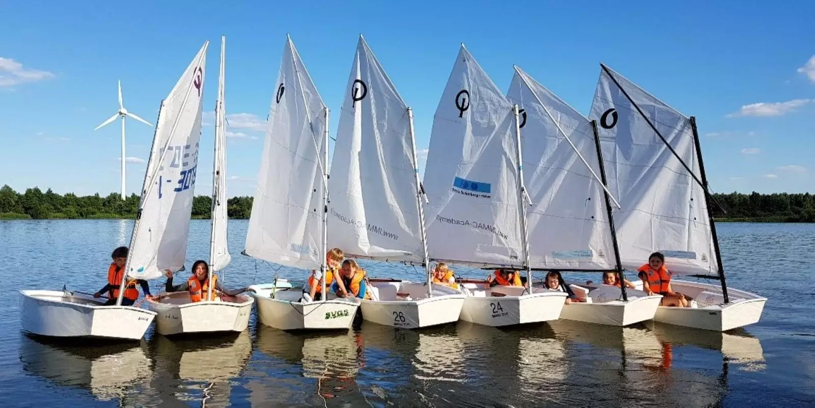 Kinder in ihren „Optimist-Jollen“ auf dem Neuländer See