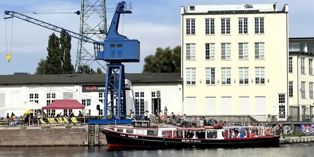 Großer Andrang im vorigen Jahr an der Barkassenfahrt nach Hamburg. Foto: Christian Bittcher