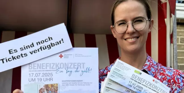 Viktoria Ehlers, Spendenbeauftragte des DRK in Hamburg-Harburg, hat noch ein paar der begehrten Tickets für das Benefiz-Konzert der GospelTrain übrig.