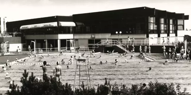  Das Hallen- und Freibad Hittfeld im Jahr 1982. Foto: Freilichtmuseum am Kiekeberg