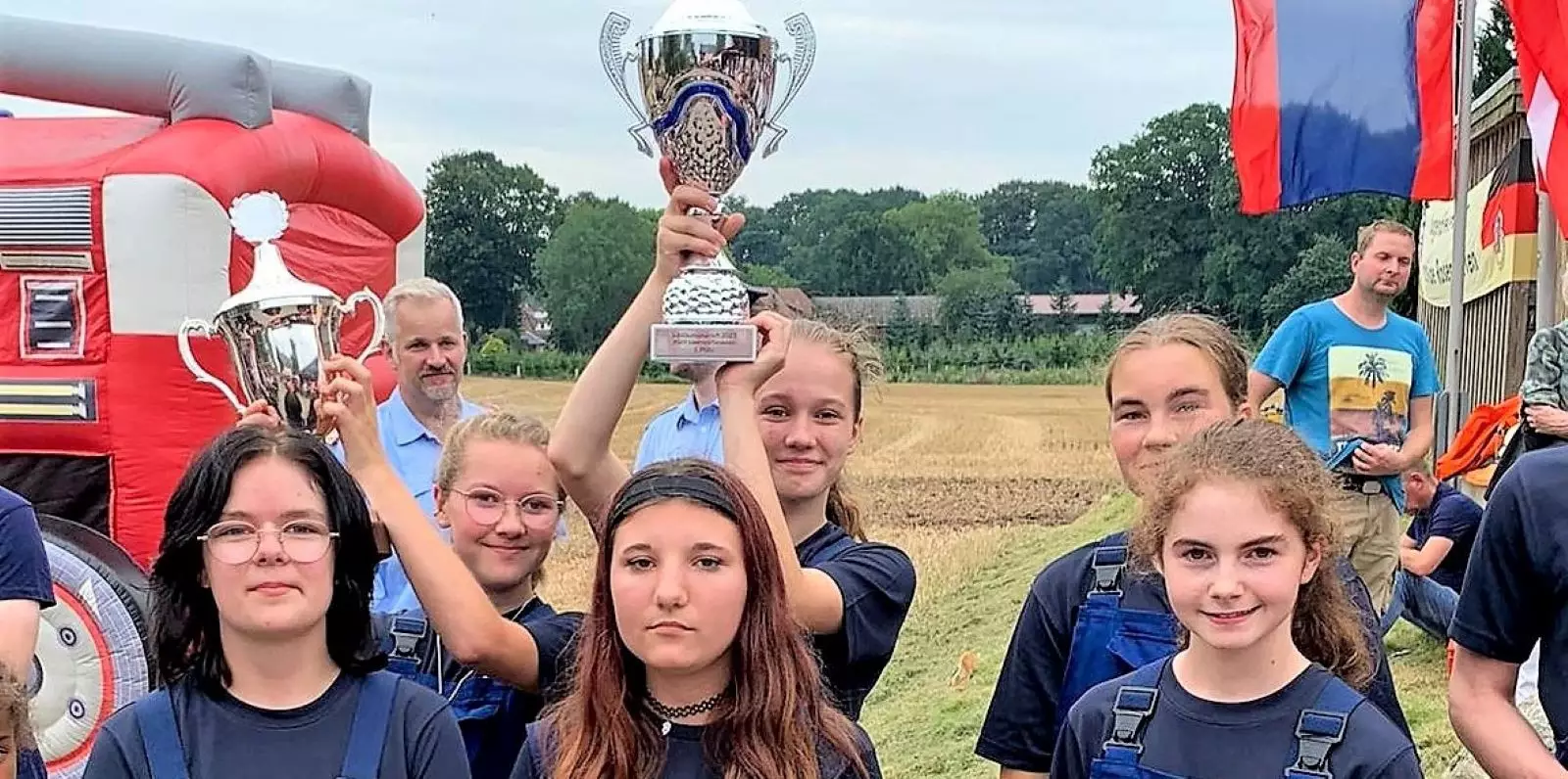 Jubel nach dem Wettkampf: Mädchen-Team aus Leversen holte sich den Pokal. Foto: Feuerwehr