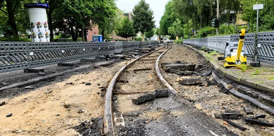 Früher fuhr hier die Straßenbahn: Bei Bauarbeiten 2020 kamen in der Jägerstraße die alten Schienen wieder zum Vorschein. Foto: Christian Bittcher