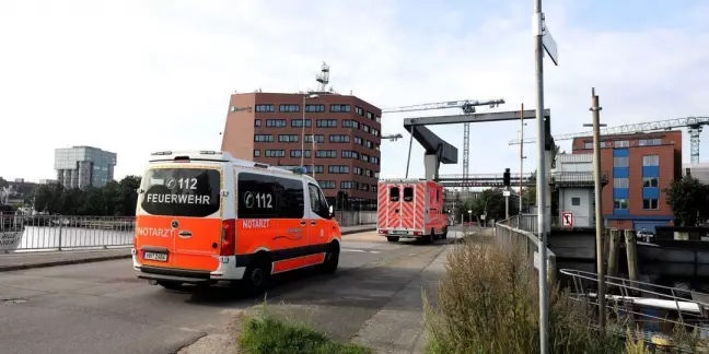 Geburt im Rettungswagen: Die Frau brachte auf der der Lotsekanal Klappbrücke ein gesundes Mädchen zur Welt. Foto: Lenthe-Medien/Reimer