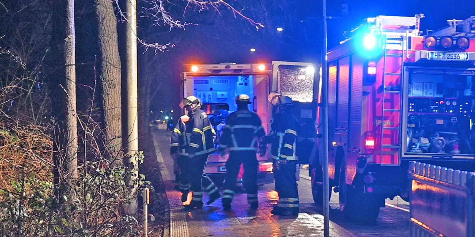 Einsatzkräfte der Feuerwehr an der Hannoverschen Straße. Foto: Lenthe-Medien