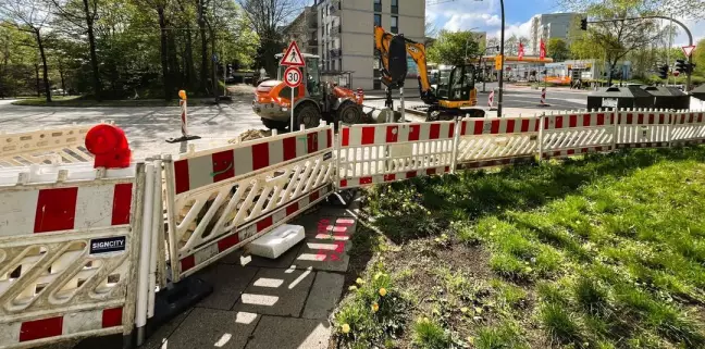 Auch im Kreuzungsbereich Bremer Straße und Marmstorfer Weg kommt es wegen Leitungsarbeiten zu Behinderungen. Foto: Christian Bittcher