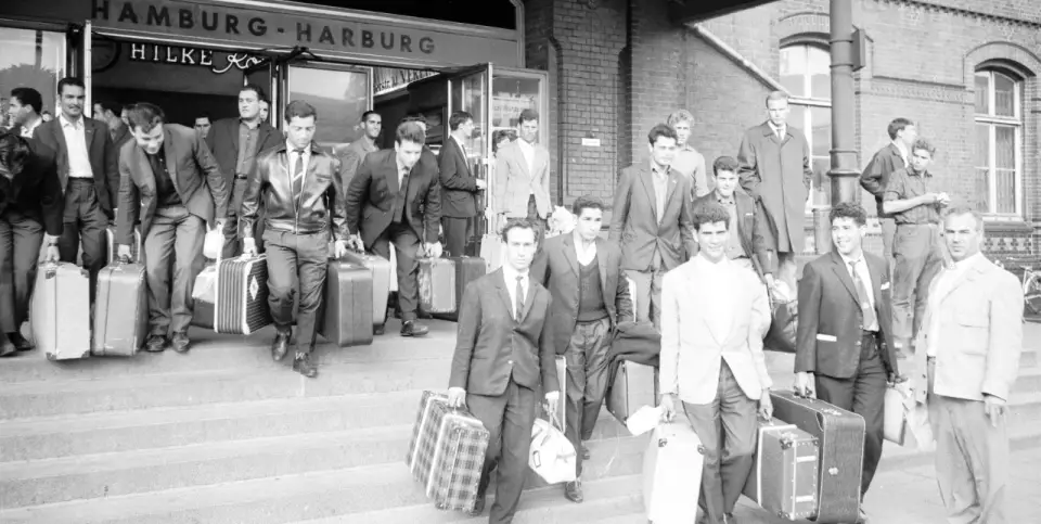 Ankunft am Harburger Bahnhof: Gastarbeiter aus Portugal im Jahr 1965. Foto: AmH