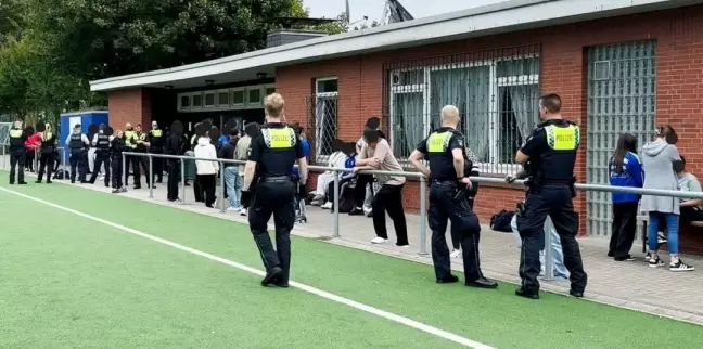 Verantwortliche der FSVR Harburg-Rönneburg alarmierten sofort die Polizei, die mit einem Großaufgebot – unterstützt von Kräften der Bundespolizei – anrückte. Foto: Lenthe-Medien