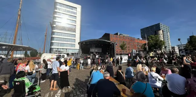 Rockmusik und Sonnenschein: Gelungener Auftakt zum Binnenhafenfest am Freitagabend. Foto: Christian Bittcher