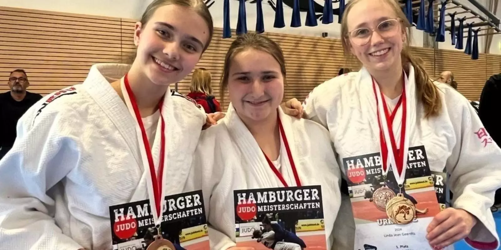 Die erfolgreichen Judo-Mädchen aus Harburg:  Xenia Scheit (v.l.), Julia Lewitzki  und Linda Geerdts. Foto: privat