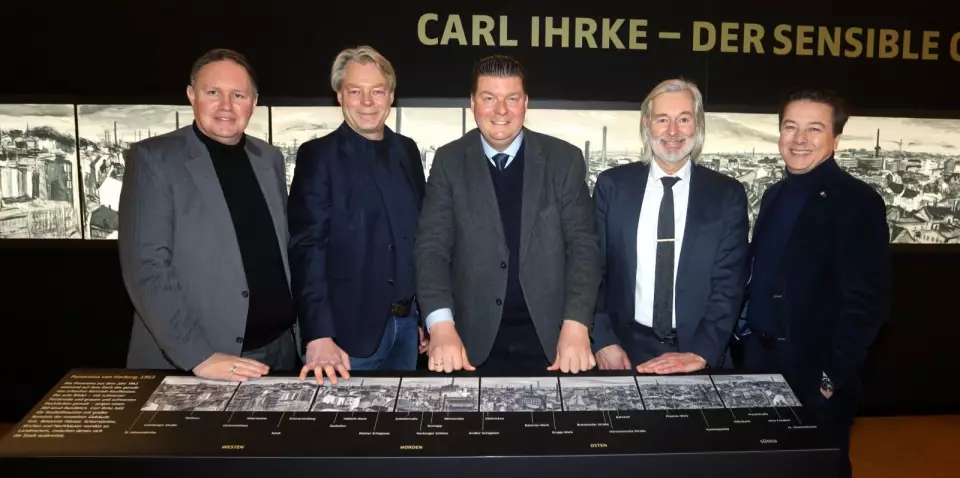 Senator Carsten Brosda (v.l.), Jens Brauer, Senator Andreas Dressel, Dierk Trispel und Rainer-Maria Weiss eröffneten die neue Museumsdependance im Ex-Karstadt-Haus. Foto: Christian Bittcher