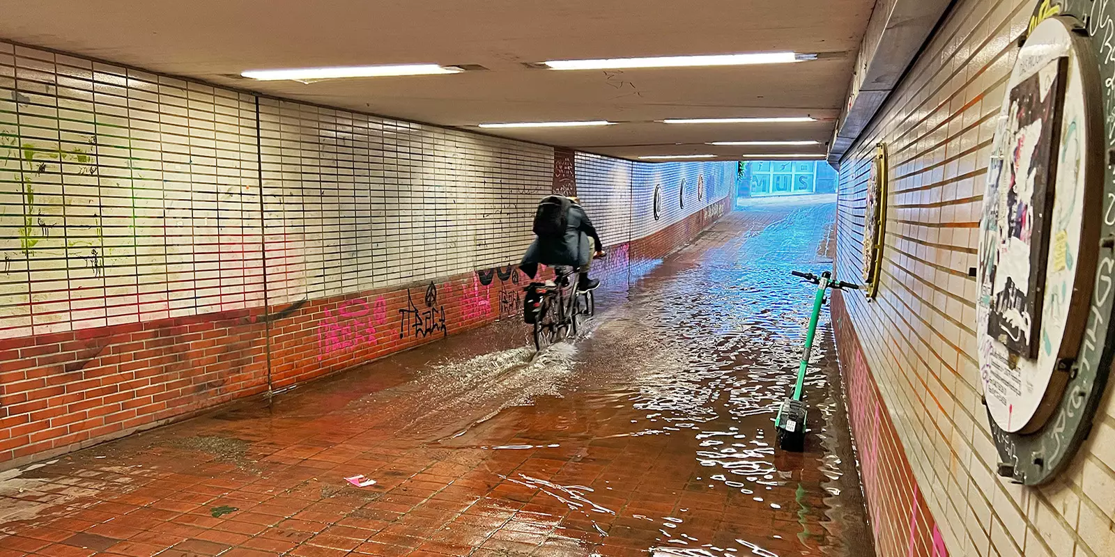 Nur Radfahrer konnten den unter Wasser stehenden Teil des Tunnels durchqueren. Foto: zv