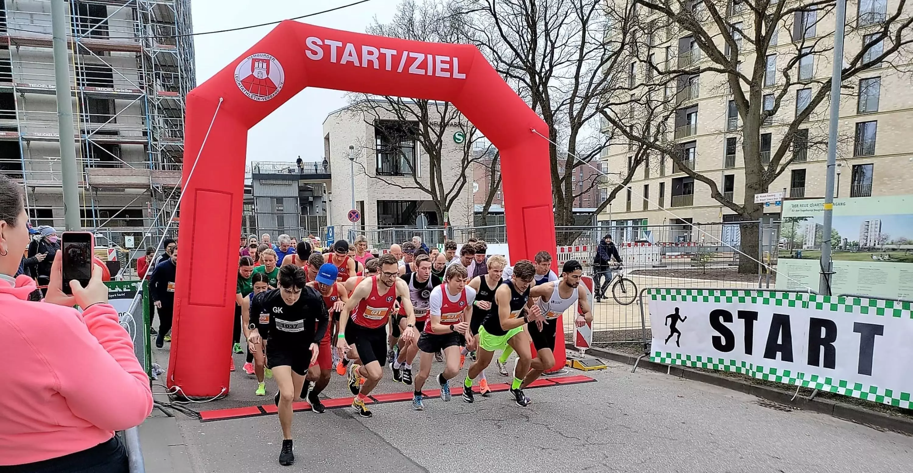 Am Sonntag, den 26. März findet wieder der Hamburger Halbmarathon durch das Alte Land statt. Foto: HNT