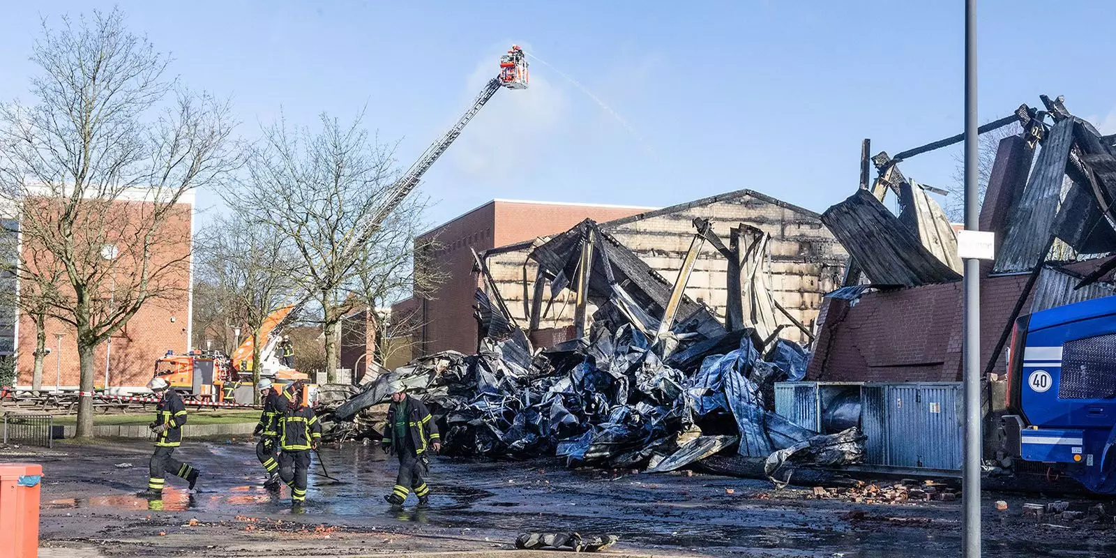 Die zerstörte Turnhalle der Stadtteilschule Finkenwerder. Foto: Andre Zand-Vakili