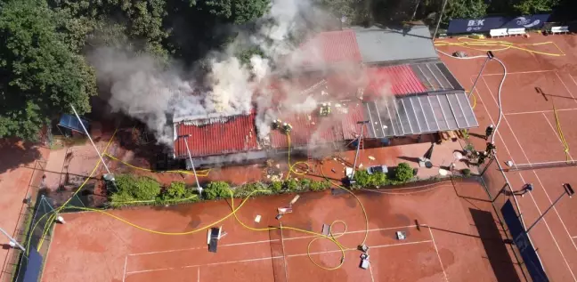  Als die  Einsatzkräfte noch auf der Anfahrt waren, wurde bereits die Alarmstufe  erhöht, weil von weiten sichtbar eine Rauchsäule über dem Harburger  Stadtpark stand. Foto: Lenthe-Medien