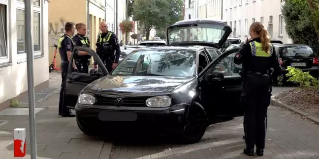 Auf der Flucht vor der Polizei, wurde der Wagen auf der Eddelbüttelstraße stehen gelassen. Die drei Insassen flüchteten zu Fuß weiter. Foto: Lenthe-Medien
