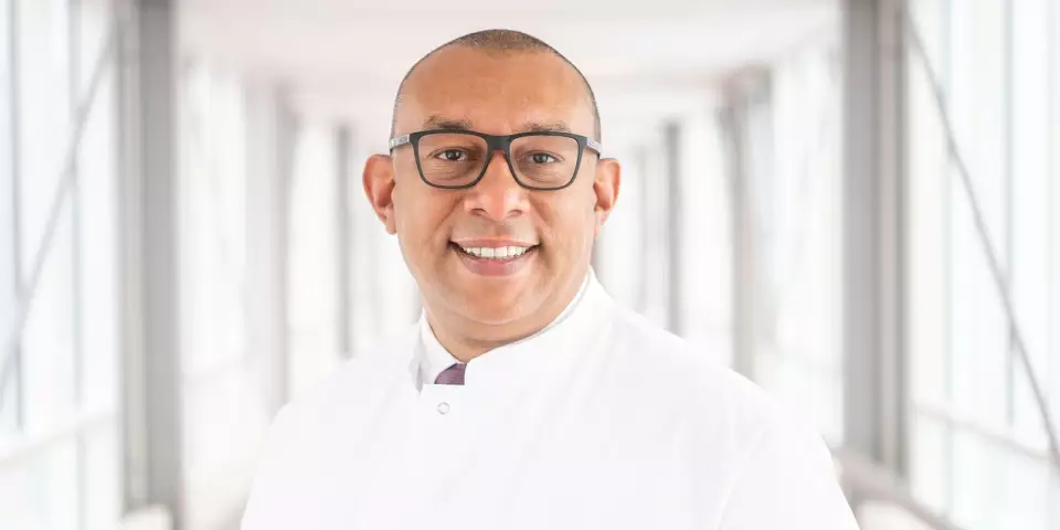 Ab April wird Prof. Dr. Aron-Frederik Popov, Chefarzt Herzchirurgie am Asklepios Klinikum Harburg. Foto: Asklepios