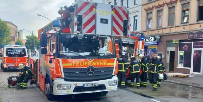 Großeinsatz für die Feuerwehr an der Wilstorfer Straße. Foto: Lenthe-Medien/Apelt
