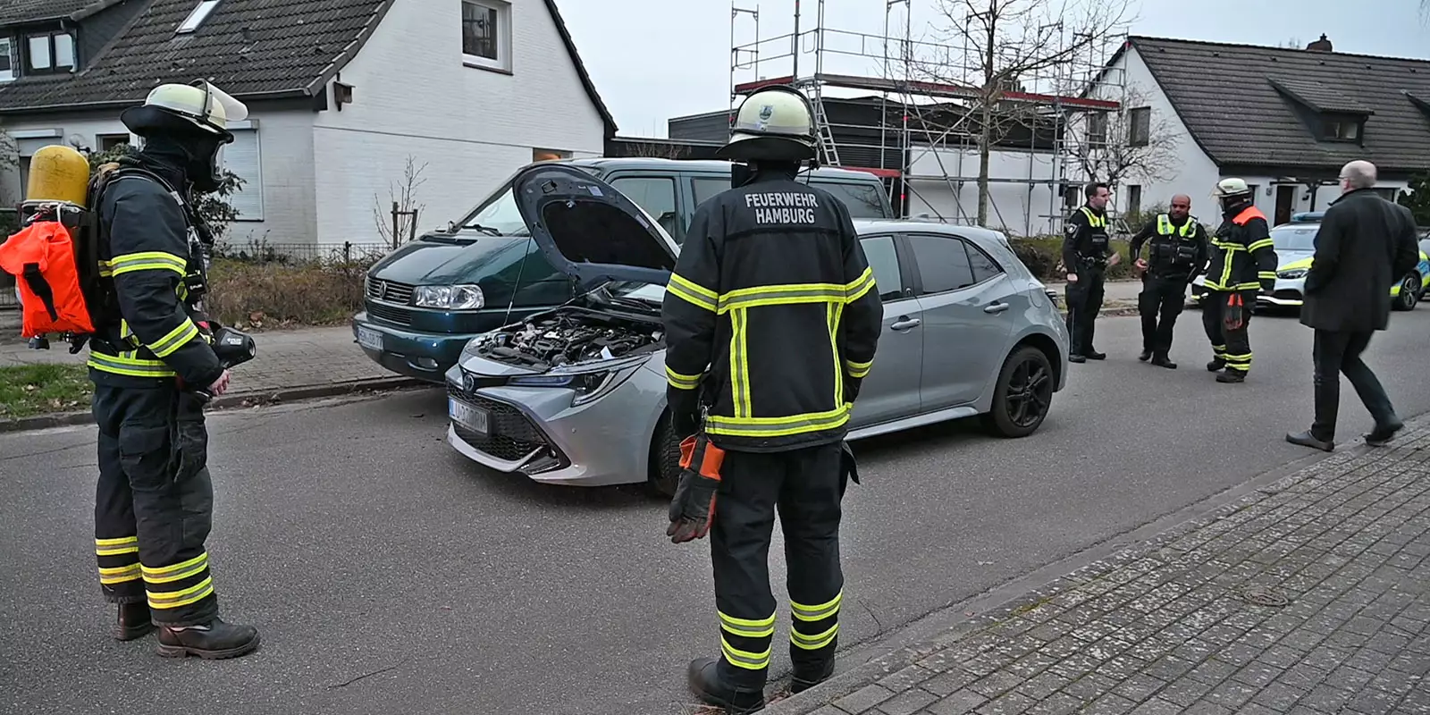 Einsatzkräfte an der Unfallstelle am Kiefernberg. Foto: zv