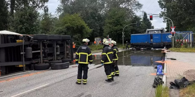 Links der umgeippte Lkw, rechts die Lok und in der Mitte die riesige Lache Speiseöl. Foto: Lenthe-Medien