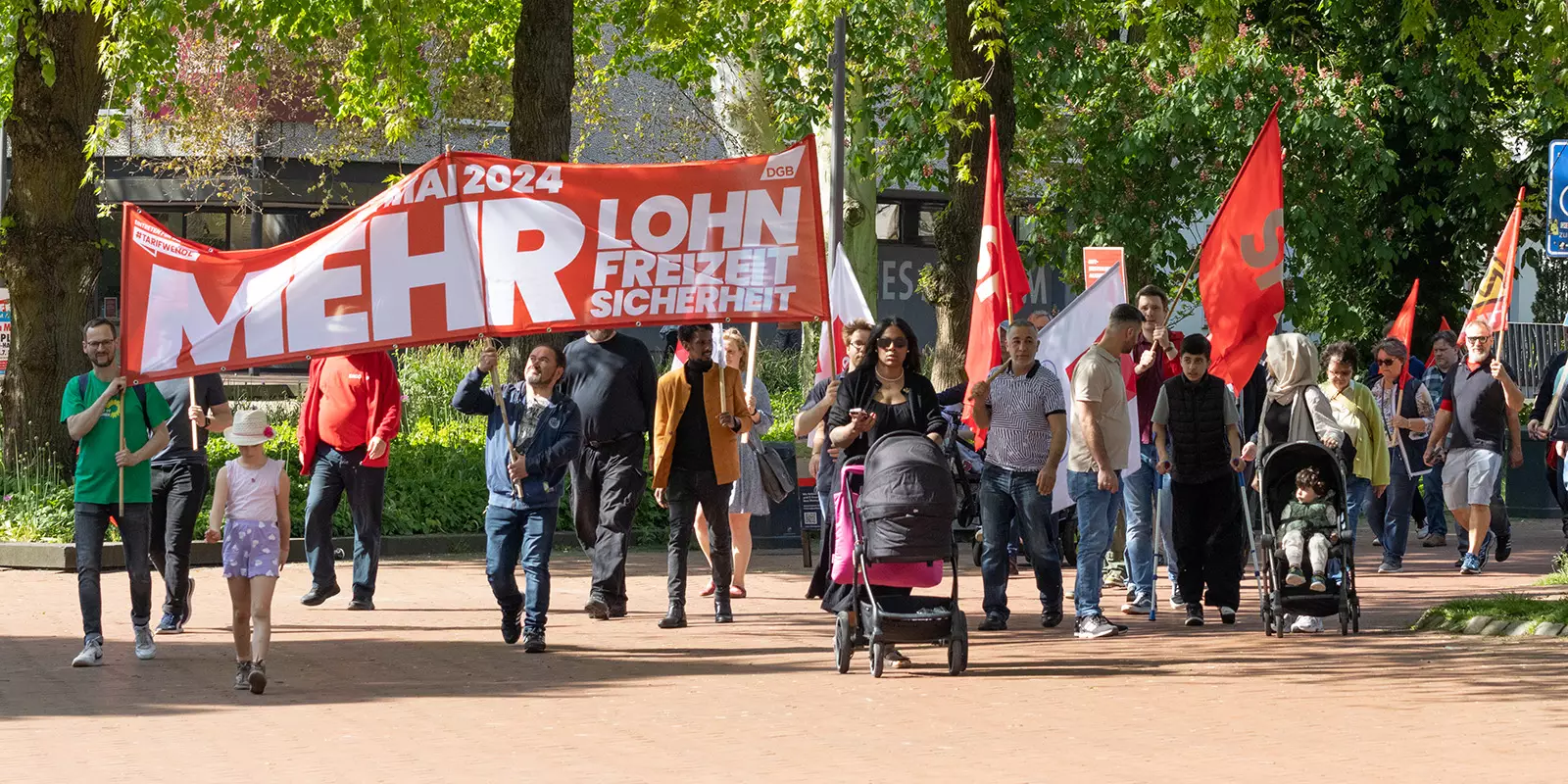 Teilnehmer der Mai-Demo kommen zum Rathausplatz. Foto: zv