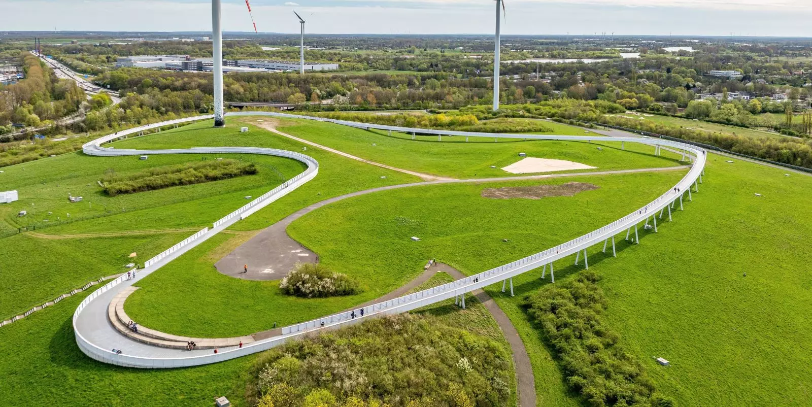 Mit dem spektakulären 900 Meter langen &quot;Horizontweg&quot; bietet die gesicherte und begrünte ehemalige Deponie eine fantastische Aussicht auf die Stadt.