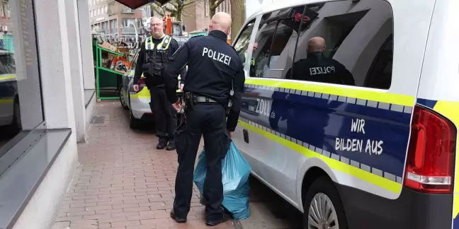 Einsatzkräfte transportierten den Tabak in Säcken ab. Foto: Lenthe-Medien