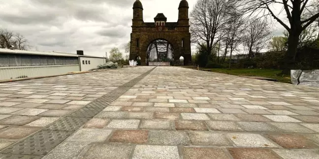 Hubbelstrecke war gestern: Neues Pflaster für die Alte Elbbrücke. Foto: Christian Bittcher
