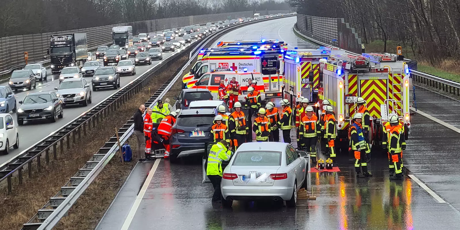 Rettungskräfte an der Unfallstelle auf der A1. Foto: Feuerwehr