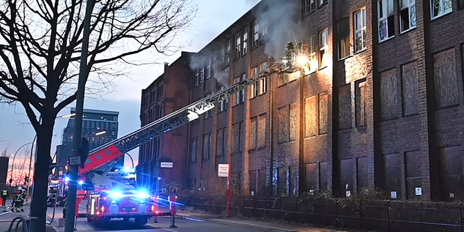 Die Feuerwehr an dem historischen Fabrikgebäude. Foto: Lenthe-Medien