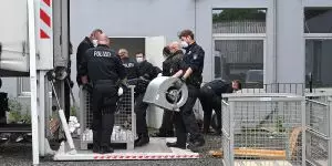 Polizei räumt ehemalige Drogenplantage in der Cuxhavener Straße endgültig - Technischer Zug der Polizei im Einsatz