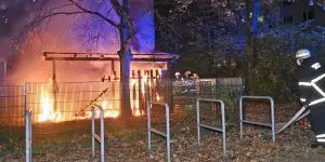 Brandstiftung vor Kita in Harburg - Mülltonnen in Flammen