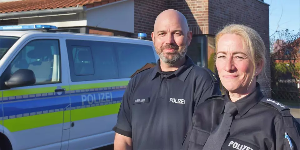 Waltraud Guse mit Sebastian Pölking, Leiter des des Polizeikommissariats Winsen. Foto: Polizei