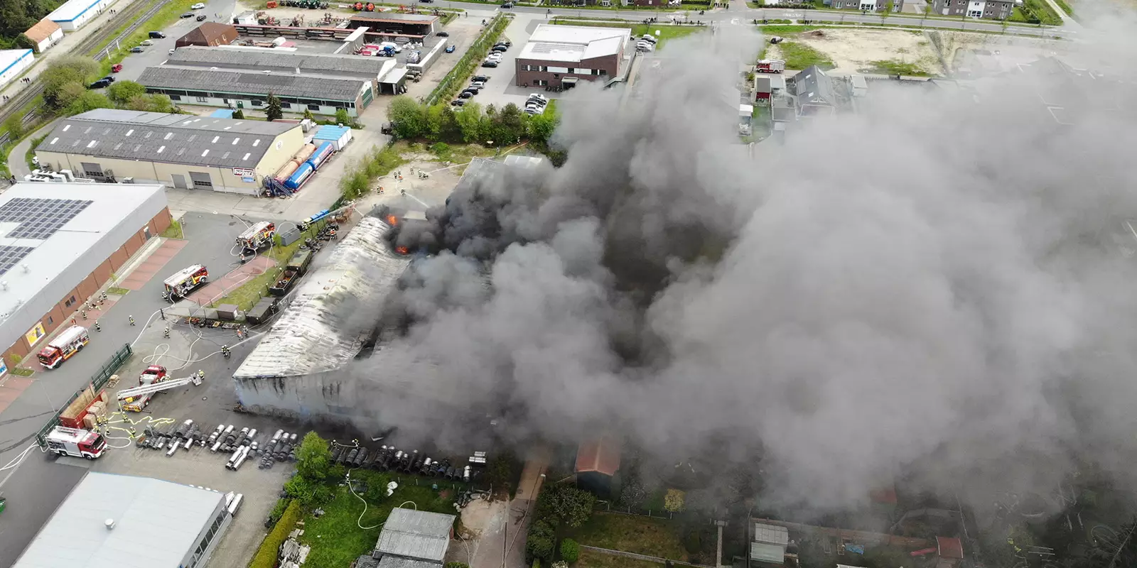 Die brennende Produktionshalle in Salzhausen. Foto: Feuerwehr