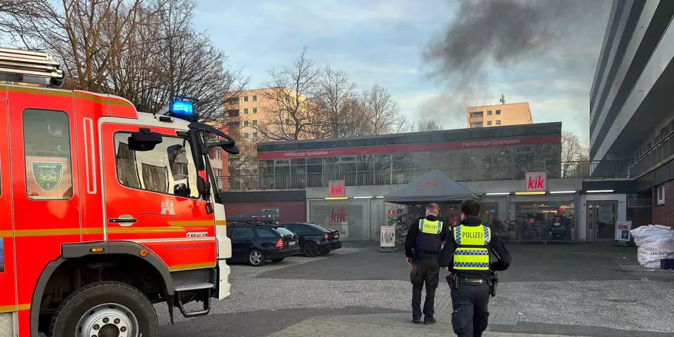 Rauch kommt aus der Tiefgarage am Trelder Weg. Foto: Lenthe-Medien