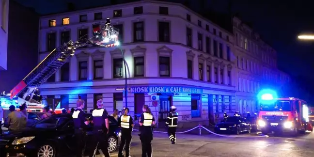 Feuer im Wohnhaus an der Hohen Straße: Mehrere Verletzte bei Rettungsaktion