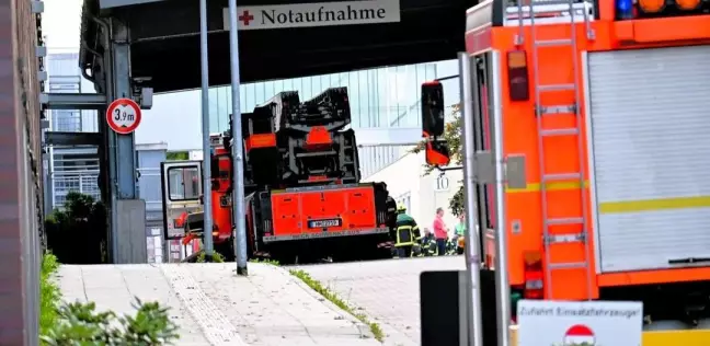 Einsatzwagen der Feuerwehr an der Notaufnahme des AKH. Foto: Lenthe-Medien