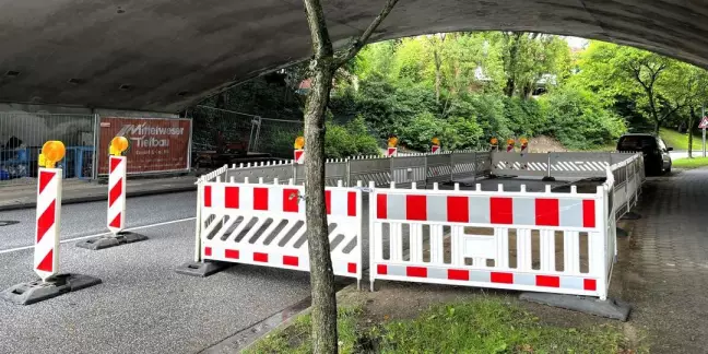 Die Baustelle am Marmstorfer Weg: Der Fahrstreifen in Richtung Hohe Straße ist gesperrt. Foto: Christian Bittcher