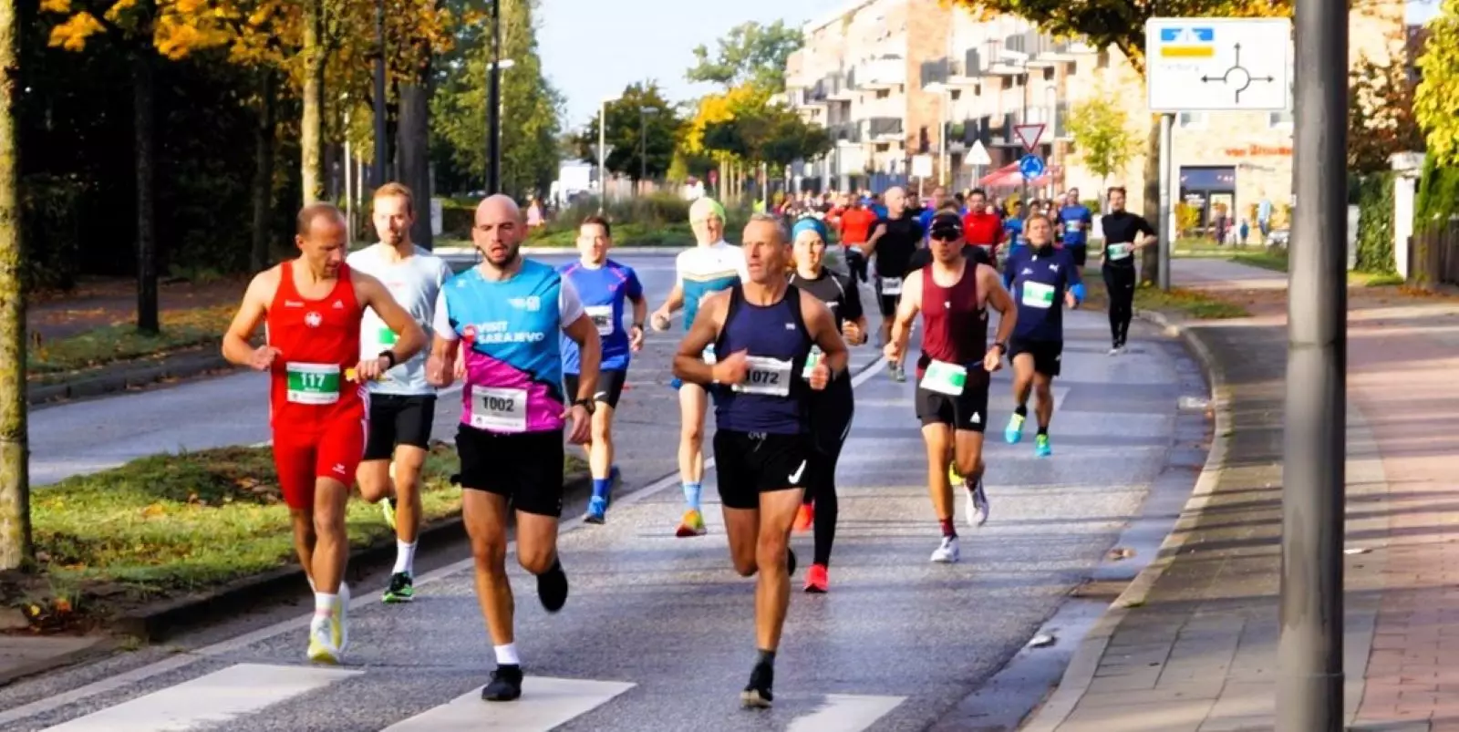 Der Süderelbe Halbmarathon 2022 kurz nach dem Start auf der Neuwiedenthaler Straße.  Foto: HNT