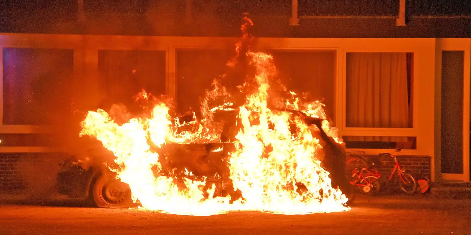 Der lichterloh brennende VW Golf: Foto: Feuerwehr