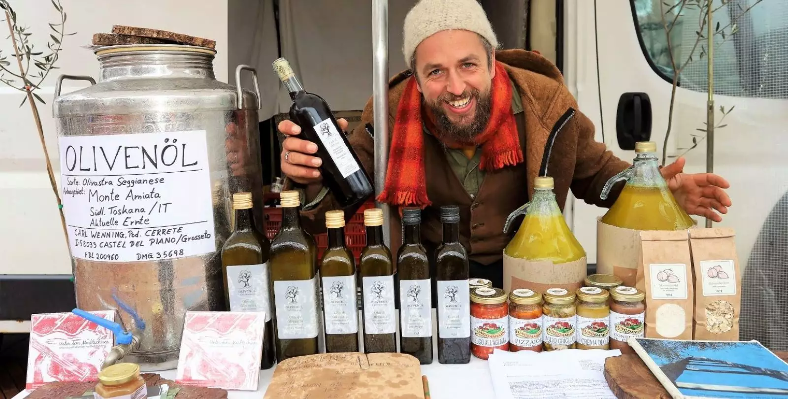 Italienisches Flair auf dem Wochenmarkt: Der Olivenöl-Mann - hier Jakob Wenning - kommt. Foto: Christian Bittcher