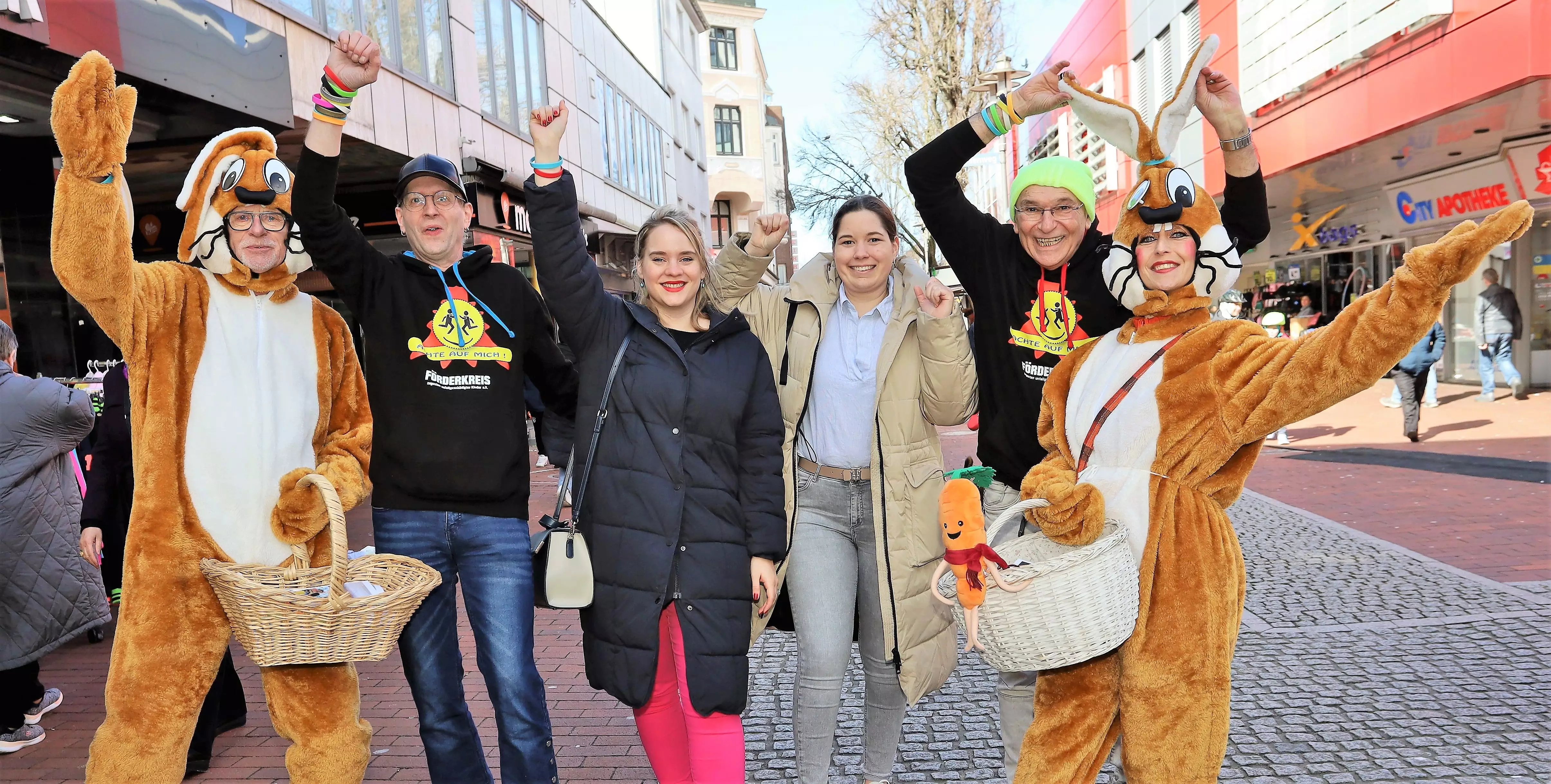 Die Akteure vom Harburg-Marketing freuen sich über den gelungenen Shopping-Sonntag. Foto: Christian Bittcher