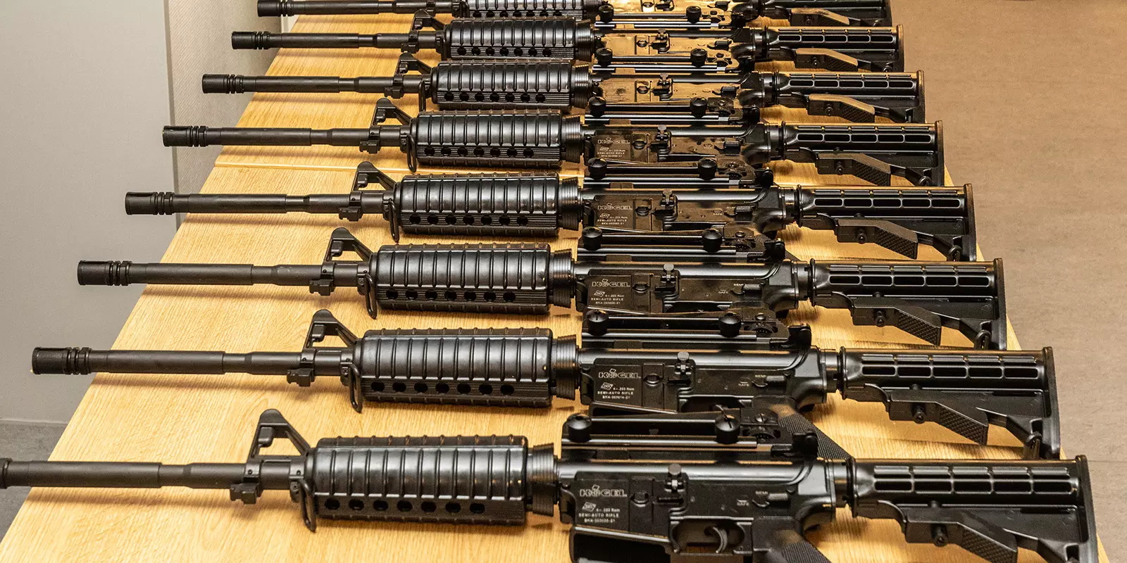 Einige der sichergestellten Waffen. Foto: zv