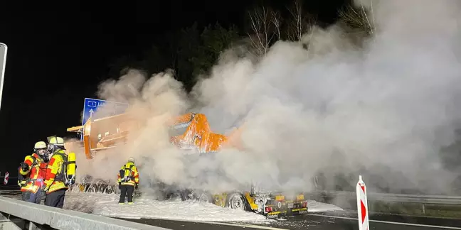 Einsatzkräfte an dem brennenden Auflieger. Foto: Feuerwehr